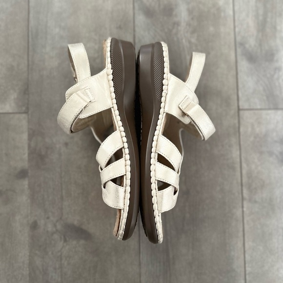 Judith REID Metallic Gold Strappy Sandals Comfort Metallic Golden sz 9 Hook Loop - Picture 5 of 16